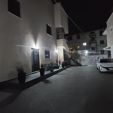 Guest House Tian & Hojz Durres Bagian luar foto